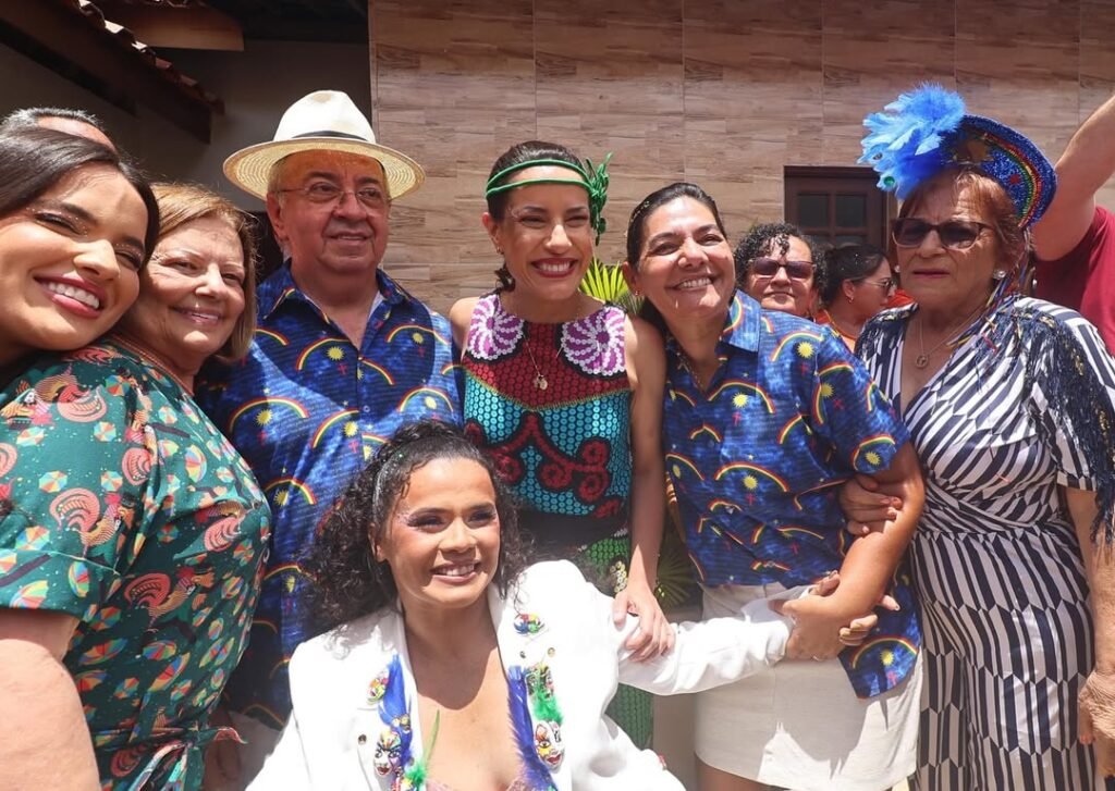 Joselito Gomes e Viviane Facundes durante agenda no Carnaval dos Papangus, ao lado da governadora Raquel Lyra e da prefeita de Bezerros, Lucielle Laurentino