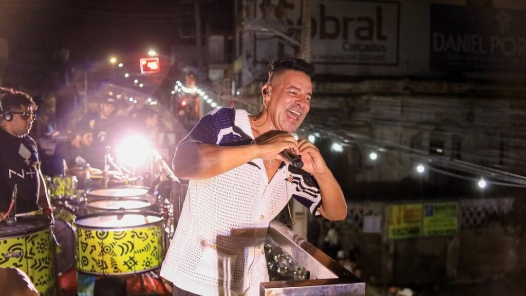 Cantor André Marreta agita o público do Bloco Meu Mel em cima do trio elétrico nas ruas de Gravatá.
