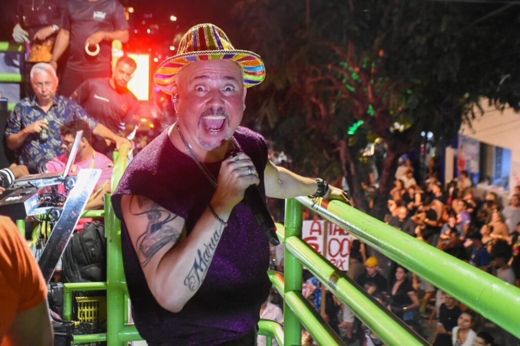 Geraldinho Lins canta para multidão em cima do trio elétrico durante o desfile do Bloco Meu Mel em Gravatá.