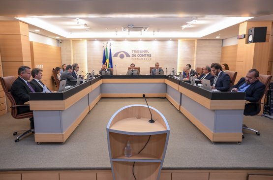 Plenário do Tribunal de Contas de Pernambuco em sessão de resposta à consulta sobre 13º e férias para vereadores e prefeitos