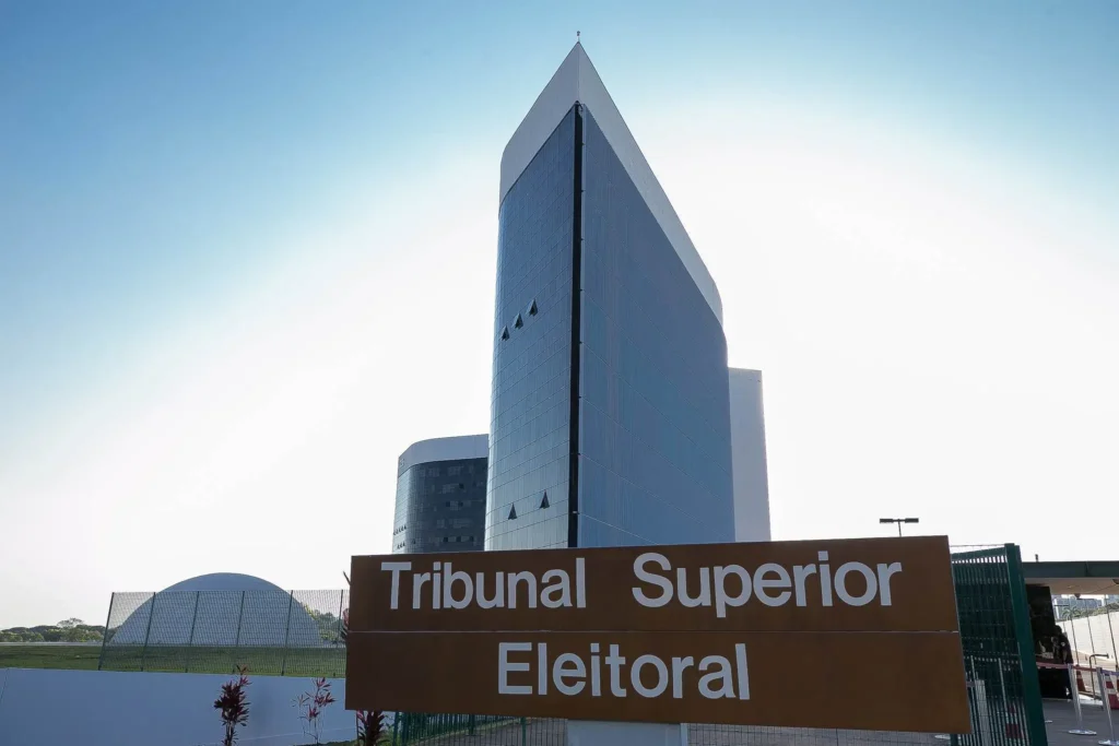 TSE prepara multa por fake news com IA e reforça fiscalização nas eleições brasileiras