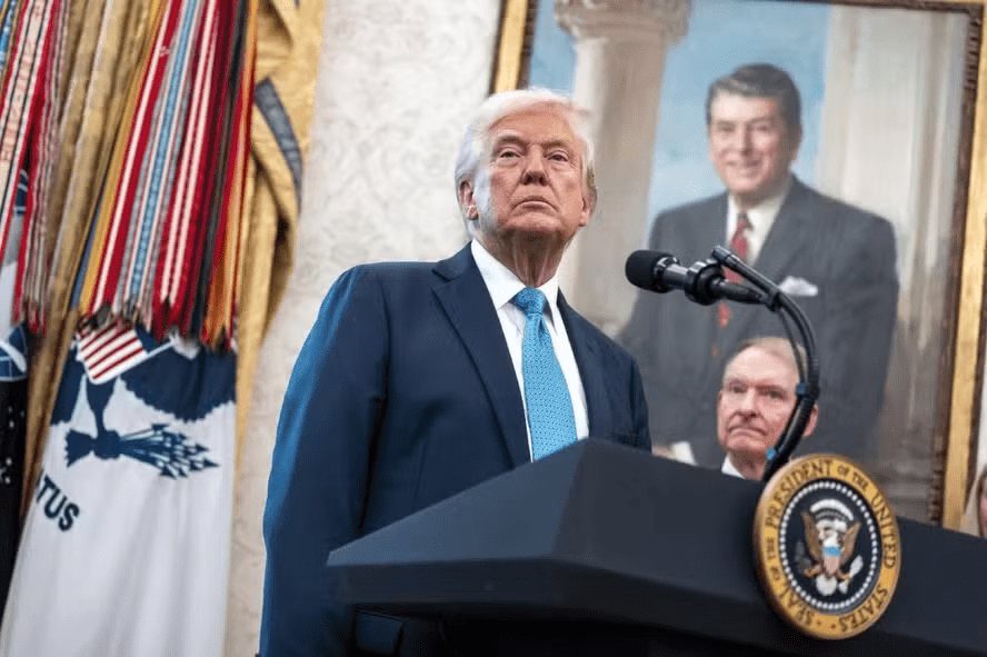 Presidente Donald Trump em registro oficial relacionado à decisão de elevar as tarifas globais de 10% para 15% em fevereiro de 2026. A imagem ilustra o posicionamento do governo frente à rejeição de taxas alfandegárias pelo Judiciário.