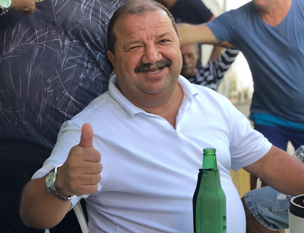 Nilson Pereira sorridente durante comemoração de aniversario representando sua trajetoria como liderança politica na comunidade da Mangueira no Recife.
