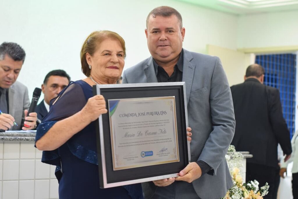 O vereador Wedson de Biu Beléu entregando o título de Comendadora a Maria do Carmo Neto durante sessão solene na Câmara de Chã Grande em dezembro de 2024. Foto: Ismael Alves.