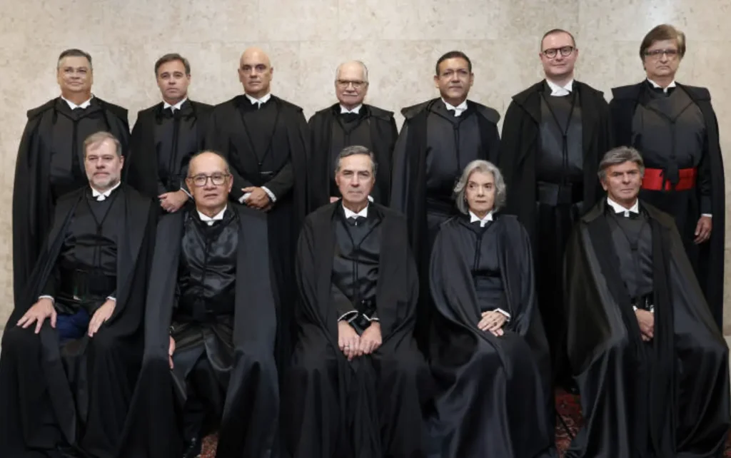 Ministros do Supremo Tribunal Federal reunidos em foto oficial, usando togas pretas em ambiente institucional