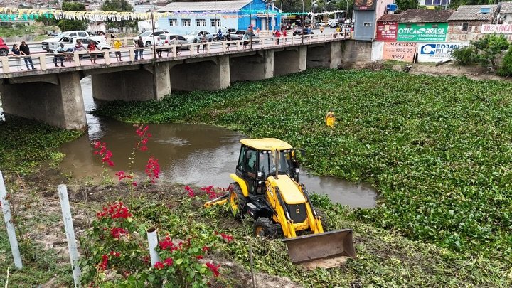 Equipe da Secretaria de Obras realiza limpeza do Rio Ipojuca em Gravatá com retirada de vegetação aquática no perímetro urbano