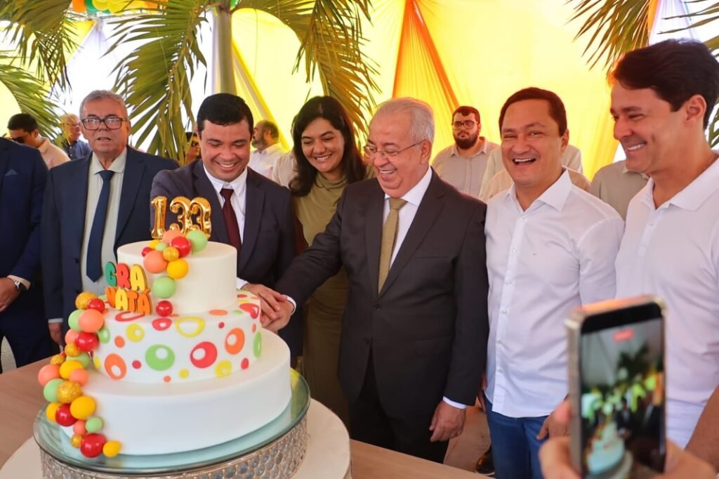 Prefeito Joselito Gomes, vice João Paulo, Viviane Facundes, André Ferreira e Anderson Ferreira no corte do bolo dos 133 anos de Gravatá
