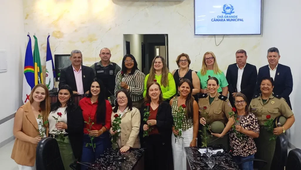 Participantes da sessão solene em comemoração ao Mês da Mulher posam juntos no Plenário da Câmara de Chã Grande ao final do evento.