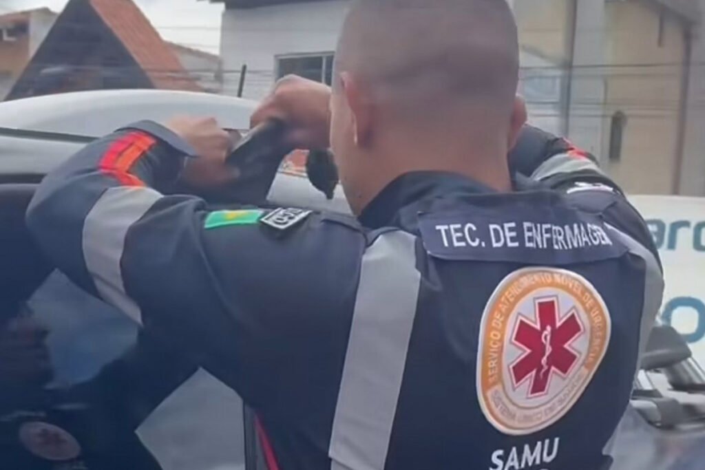 Técnico de enfermagem do Samu resgata criança trancada em carro em Gravatá