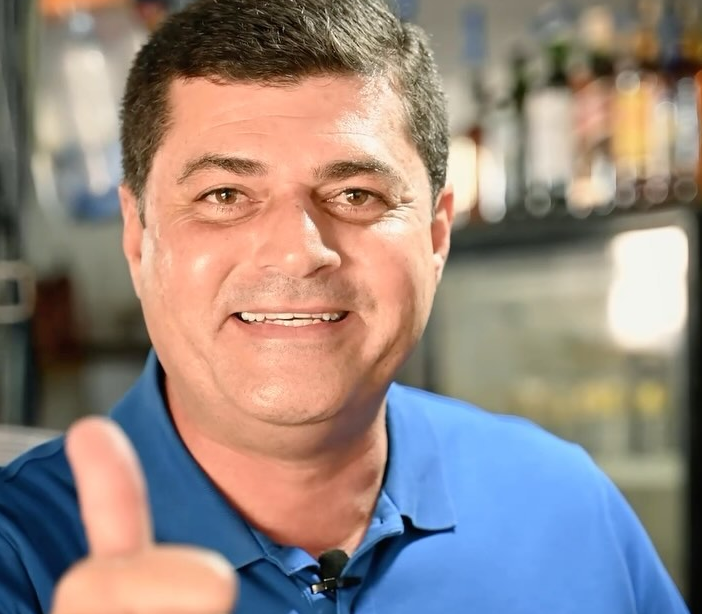 Diogo Alexandre sorridente faz sinal de positivo após aprovação das contas de 2023 pela Câmara de Chã Grande