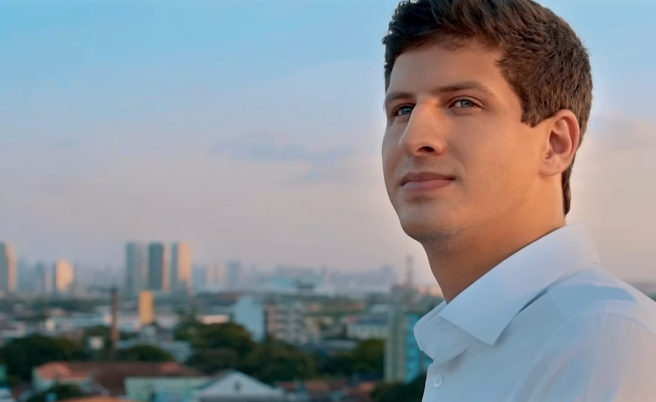 João Campos olhando o horizonte em frame de vídeo nas redes sociais, reafirmando pré-candidatura ao Governo de Pernambuco em 2026