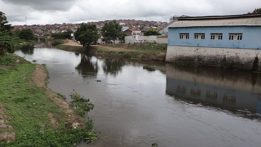 Leito do Rio Ipojuca limpo na área central de Gravatá após serviço de retirada de vegetação aquática realizado pela Secretaria de Obras