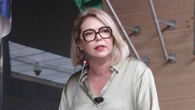 Vereadora Liana Cirne discursa na tribuna da Câmara Municipal do Recife sobre a fiscalização de preços de combustíveis.