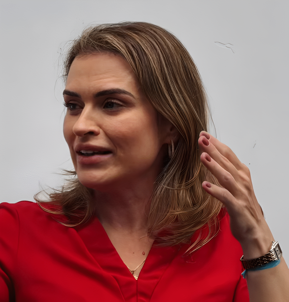 Marília Arraes discursa com entusiasmo para apoiadores em Pernambuco ao reafirmar sua pré-candidatura ao Senado e a aliança com João Campos e Lula.