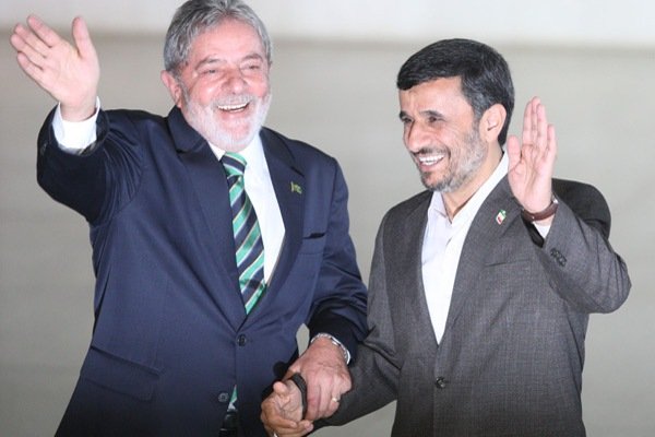 Fotografia do presidente Luiz Inácio Lula da Silva ao lado de Mahmoud Ahmadinejad no Palácio do Itamaraty, em Brasília, durante encontro diplomático oficial em 2009.