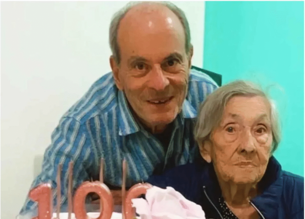 Ney Matogrosso ao lado da mãe Beita Pereira durante comemoração de seus 100 anos