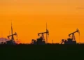 Petróleo dispara após tensão no Estreito de Ormuz