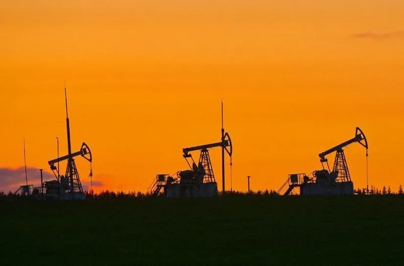 Plataformas petrolíferas no horizonte em meio à alta do petróleo após tensão no Estreito de Ormuz.
