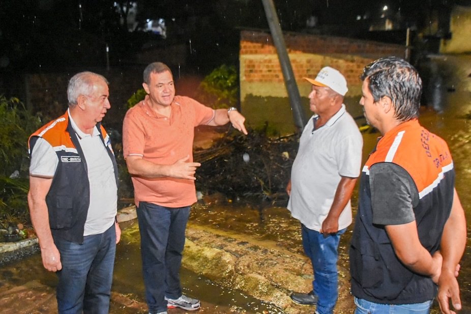 Prefeito Joselito Gomes e equipe da Defesa Civil visitam áreas afetadas pelas chuvas em Gravatá