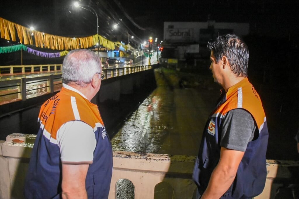 Prefeito Joselito Gomes e agente da Defesa Civil monitoram o Rio Ipojuca no centro de Gravatá após chuva de 76 mm
