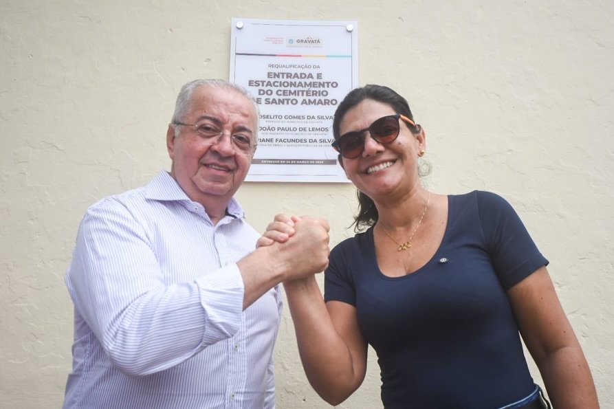 O prefeito de Gravatá, Joselito Gomes, e a secretária de Obras, Viviane Facundes, inauguram a requalificação do Cemitério Santo Amaro ao lado de moradores do Bairro do Cruzeiro. A imagem mostra os gestores sorridentes e apertando as mãos após o ato de inauguração do espaço.