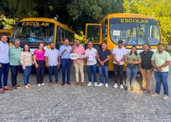 Semana marcada por reforço na frota escolar: Sandro Advogado entrega dois ônibus novos em Chã Grande