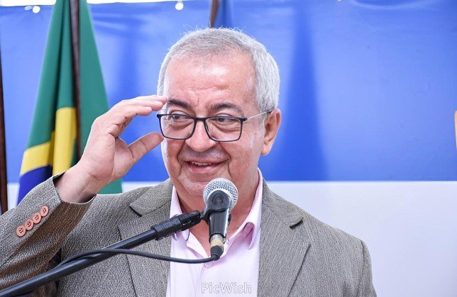 Prefeito de Gravatá em foto institucional para ilustrar matéria sobre o reajuste salarial dos professores municipais