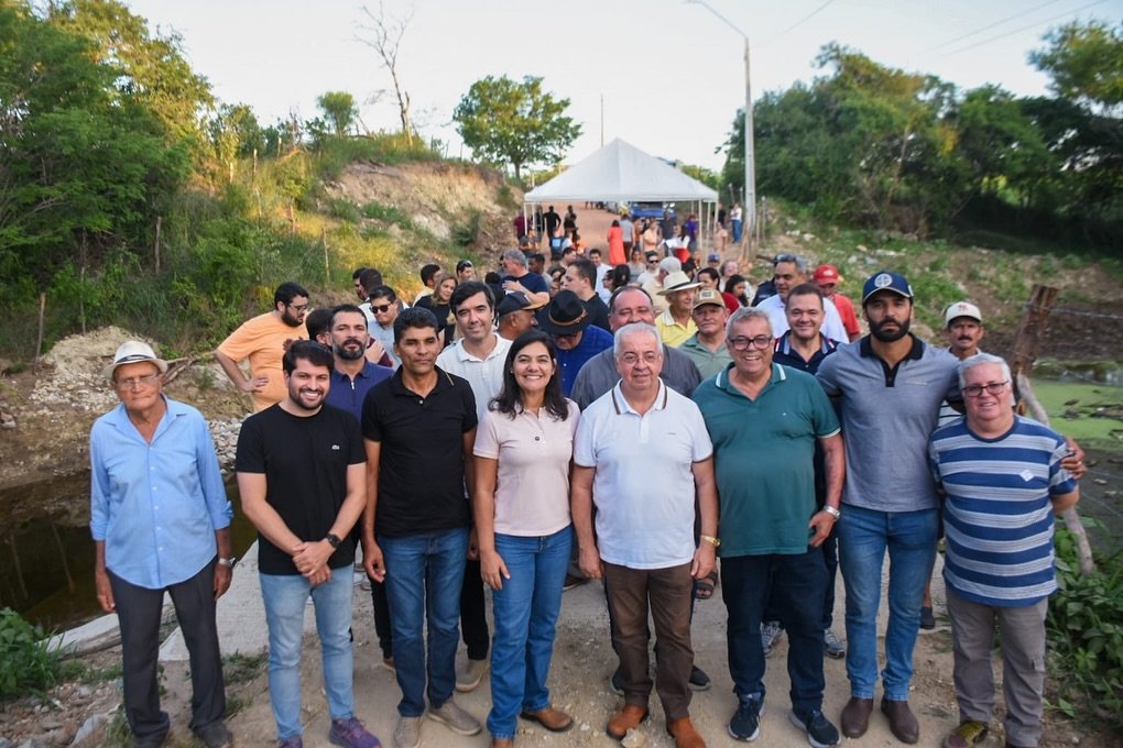 O prefeito Joselito Gomes aparece ao lado de vereadores, secretários e moradores sobre a nova estrutura de concreto da passagem molhada no distrito de Avencas. A imagem registra o grupo reunido na zona rural de Gravatá, com a via requalificada ao fundo, evidenciando a conclusão da obra de infraestrutura que facilita o acesso entre as comunidades locais.