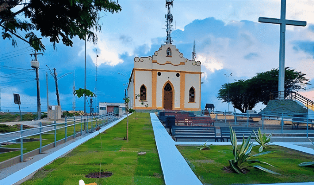 Paisagem do Alto do Cruzeiro em Gravatá após requalificação, com área modernizada, grama e Igreja do Cristo Rei ao fundo