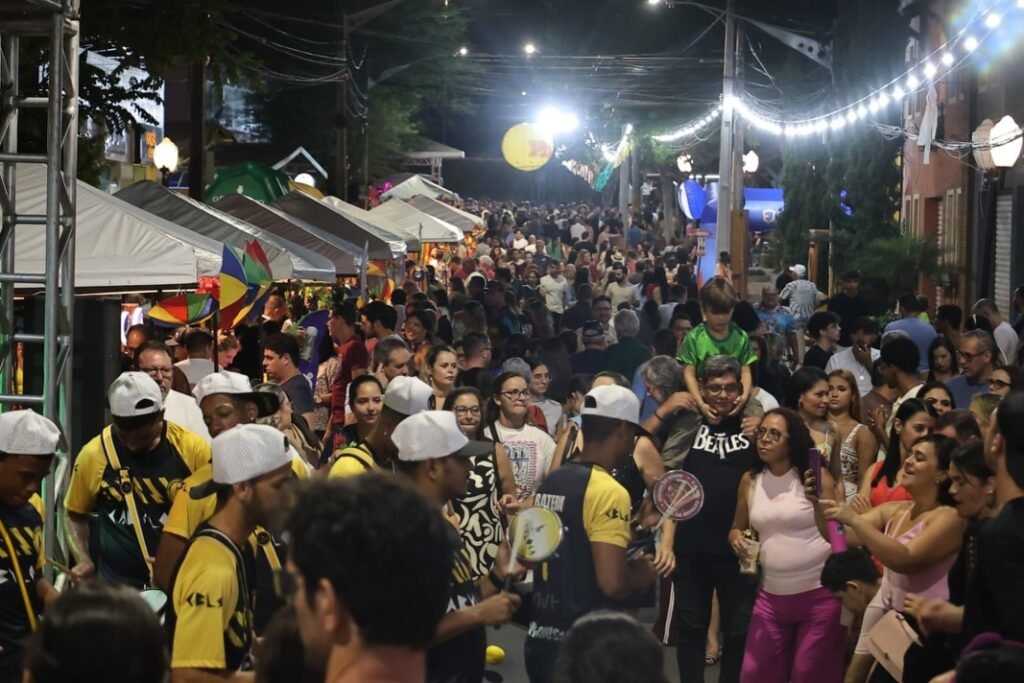 Visão aérea do Polo Moveleiro de Gravatá durante a edição Reviver o Carnaval do projeto Tardes no Polo com grande circulação de público e orquestras de frevo.