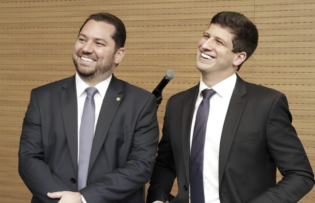 Prefeito João Campos e o presidente da Câmara Romerinho Jatobá sorridentes em ambiente formal