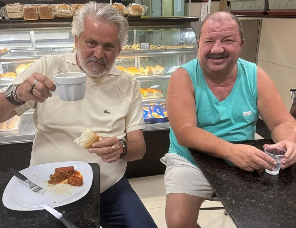 Nilson Pereira e Osmar Ricardo conversam em uma mesa de padaria no Recife durante encontro marcado por diálogo político e amizade