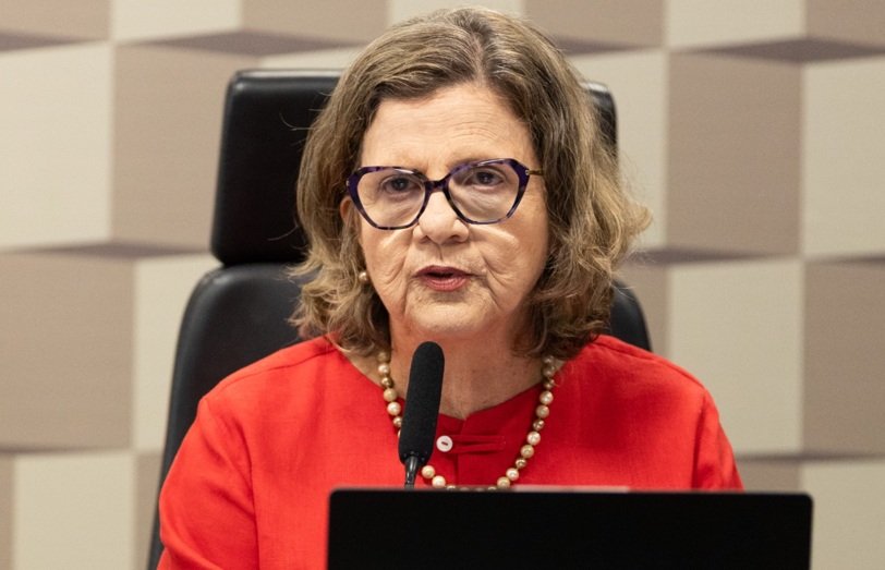 Senadora Teresa Leitão durante sessão no Senado Federal ao apresentar voto de aplauso ao filme O Agente Secreto.