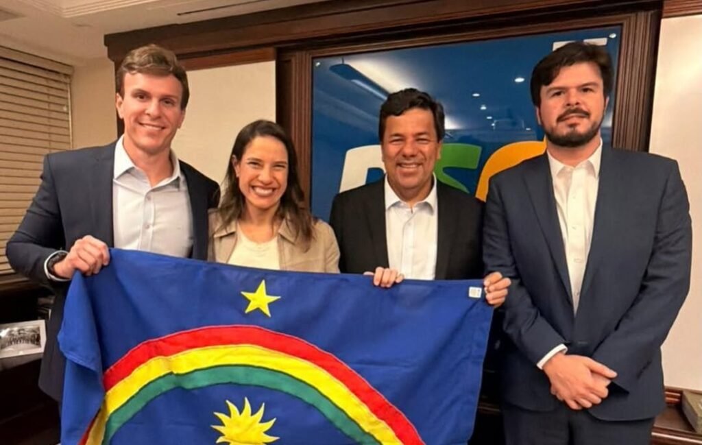 Raquel Lyra, Miguel Coelho, Mendonça Filho e Fernando Filho posam com bandeira de Pernambuco em articulação política