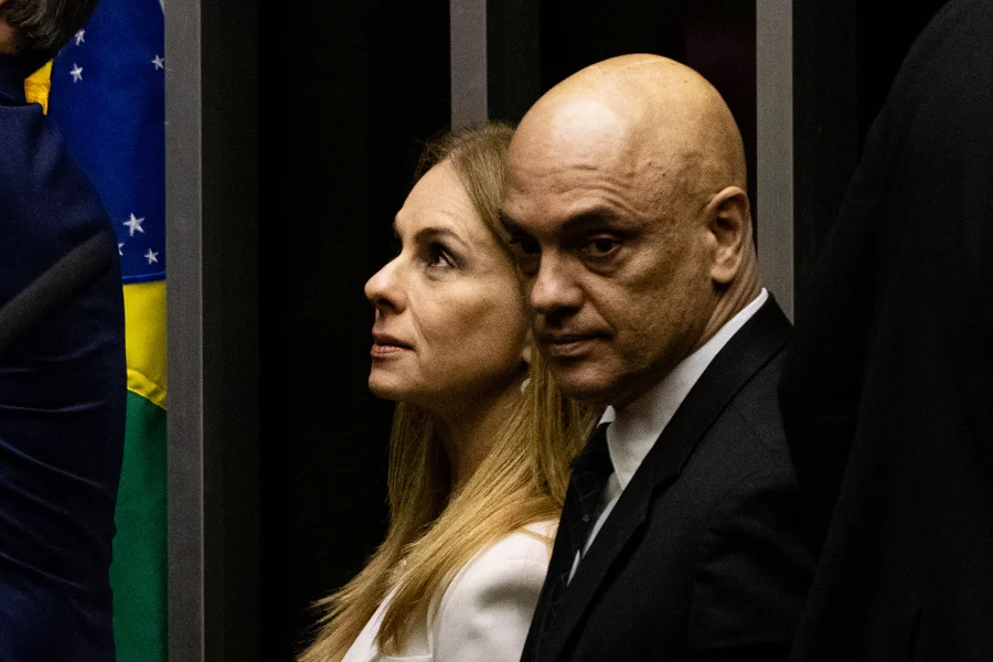 Ministro Alexandre de Moraes ao lado da esposa Viviane Barci de Moraes, advogada que se manifestou sobre contrato do escritório com o Banco Master (Foto: Hugo Barreto/Metrópoles)