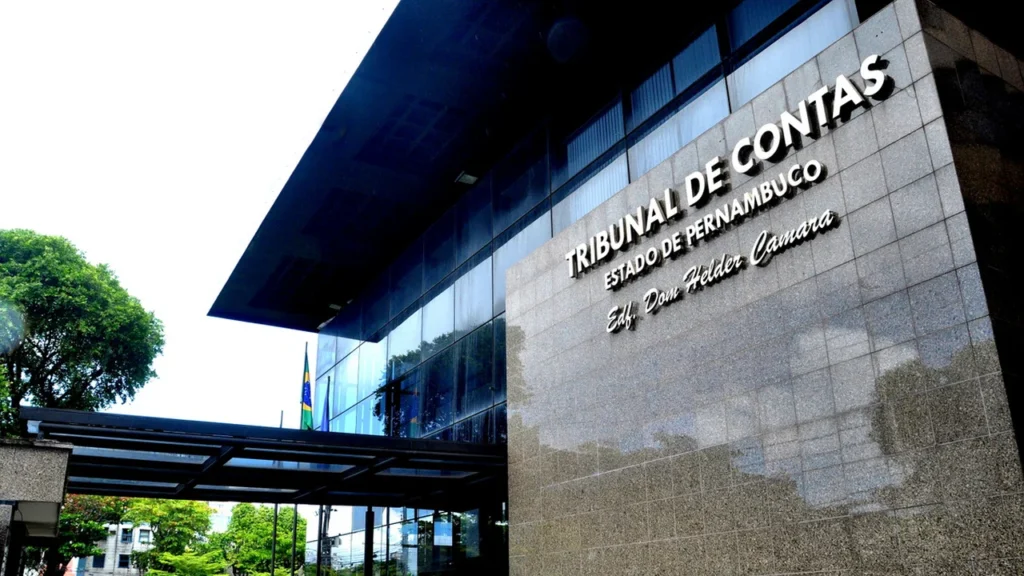 A imagem mostra a fachada principal do edifício-sede do Tribunal de Contas do Estado de Pernambuco (TCE-PE), em Recife. O prédio moderno é onde a Segunda Câmara determinou a auditoria especial na licitação do consórcio COMSUL na Zona da Mata Sul.