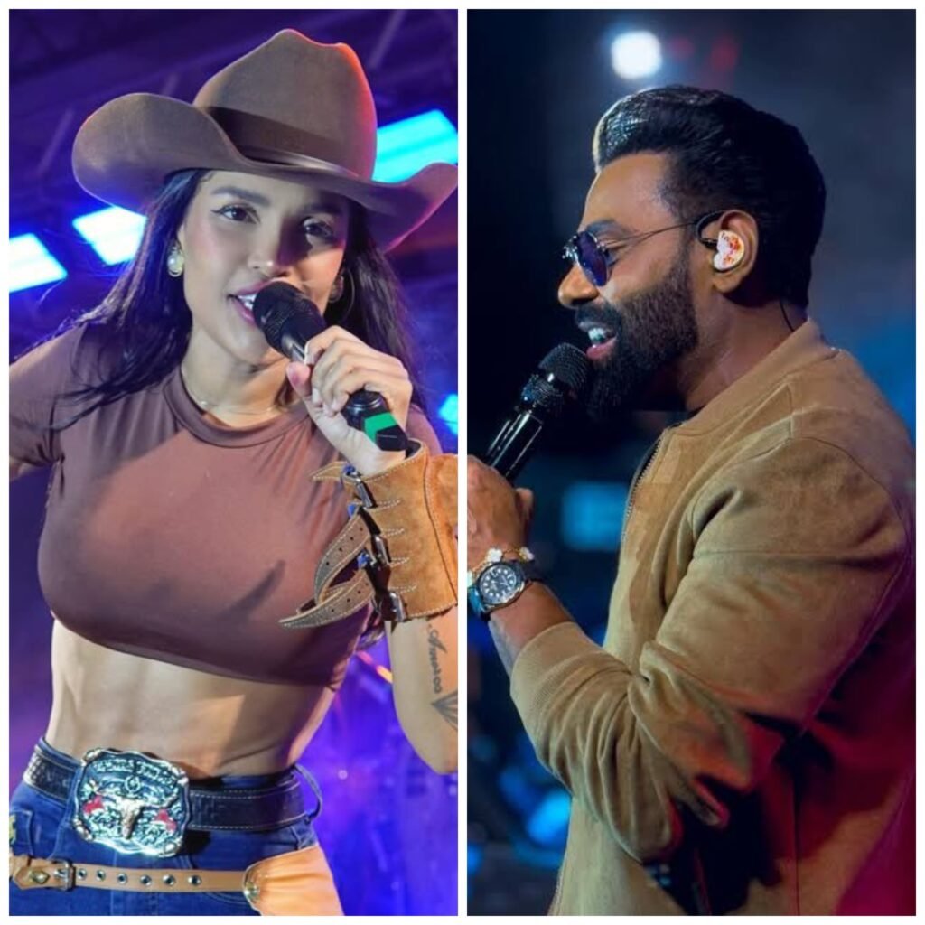 Uma imagem em mosaico vertical, dividida em duas fotos. À esquerda, a cantora Flay em pé num palco, usando um chapéu de cowboy marrom, top cropped marrom e calça jeans com cinto de fivela grande. Ela sorri, segurando o microfone com a mão direita, que tem um bracelete de couro. À direita, o cantor Pablo, de perfil, com óculos escuros de sol e barba bem aparada. Ele veste uma jaqueta camurça bege e fones de ouvido de monitoramento. Ele segura o microfone com a mão esquerda, mostrando um relógio prateado no pulso. Ambos os palcos têm iluminação de fundo azul e preta.