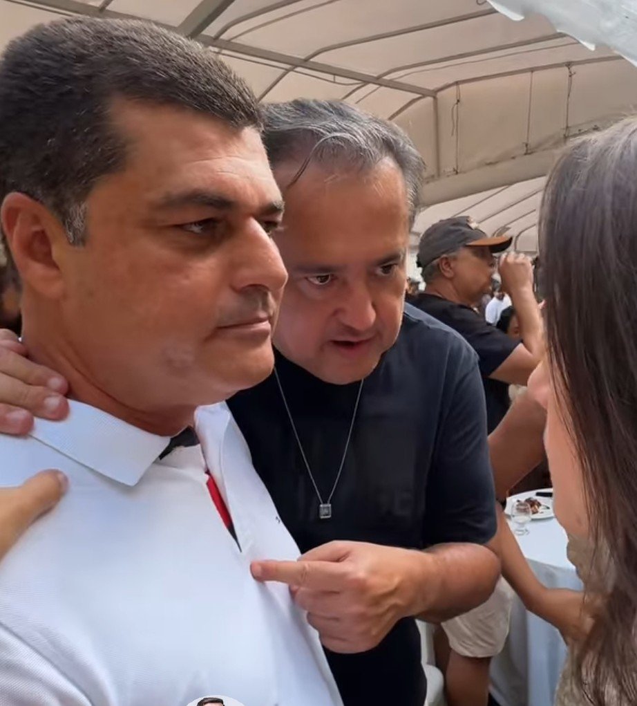 Registro político mostra Sebastião Oliveira abraçando Diogo Alexandre e conversando com a governadora Raquel Lyra. Diogo veste polo branca e Sebastião aponta para ele em gesto de indicação. Foto de Reprodução/Redes Sociais detalhando a cota do Avante no primeiro escalão de Pernambuco em 2026.