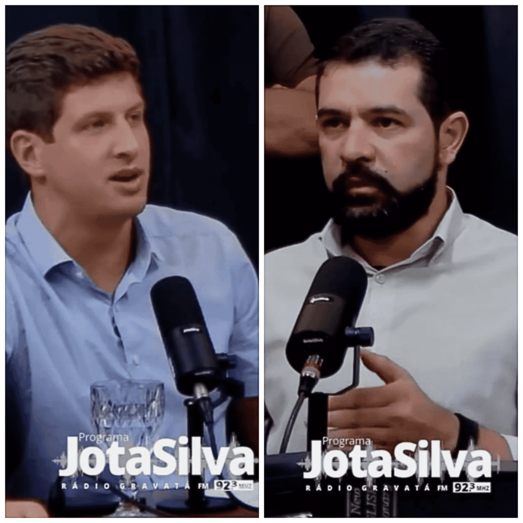Colagem de duas fotos em estúdio de rádio. À esquerda, João Campos, de camisa social azul clara, fala ao microfone da Gravatá FM. À direita, o jornalista Ismael Alves, editor do Blog Política no Forno, com barba e camisa social branca, gesticula enquanto faz uma pergunta ao mesmo microfone. Ambas as fotos têm o selo "Programa Jota Silva - Rádio Gravatá FM 92.3 Mhz" na parte inferior.