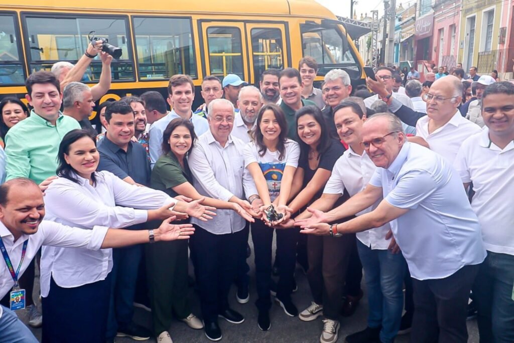 Governadora Raquel Lyra entrega ônibus escolares e participa de ato simbólico durante agenda oficial em Gravatá com autoridades políticas