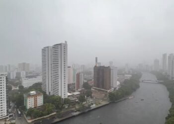 Recife suspende aulas devido às fortes chuvas Recife suspende aulas devido às fortes chuvas