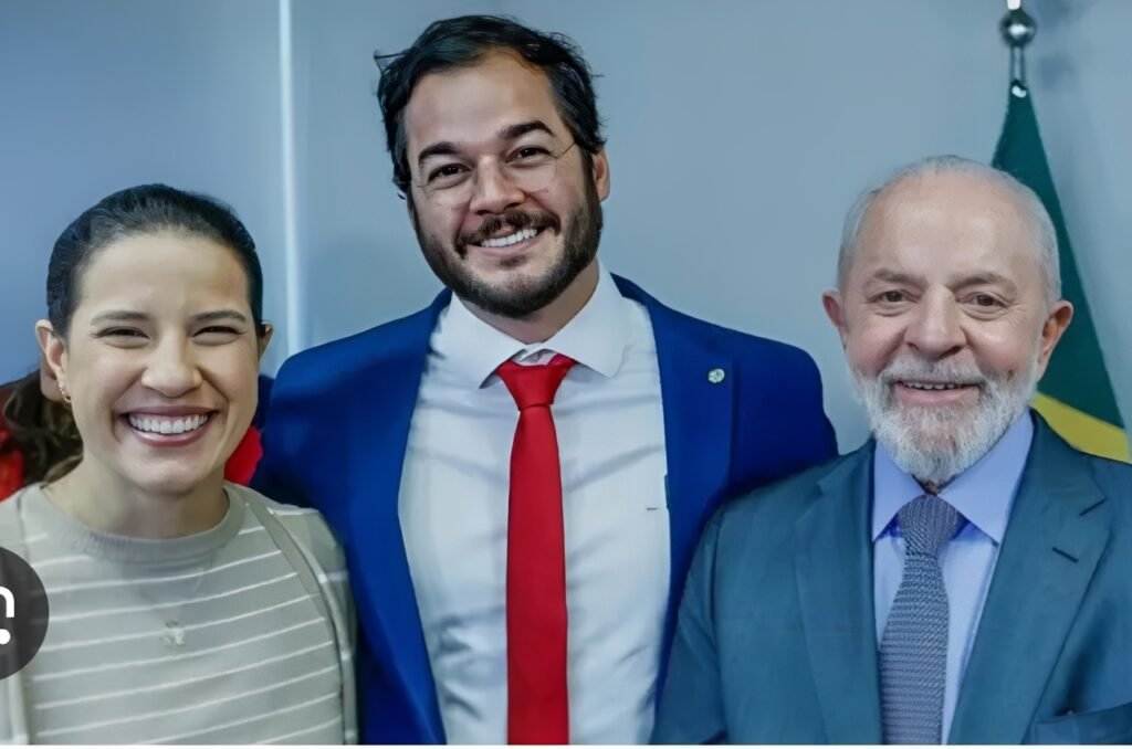 Túlio Gadêlha, Luiz Inácio Lula da Silva e Raquel Lyra aparecem juntos, sorrindo, em registro que simboliza articulação política.