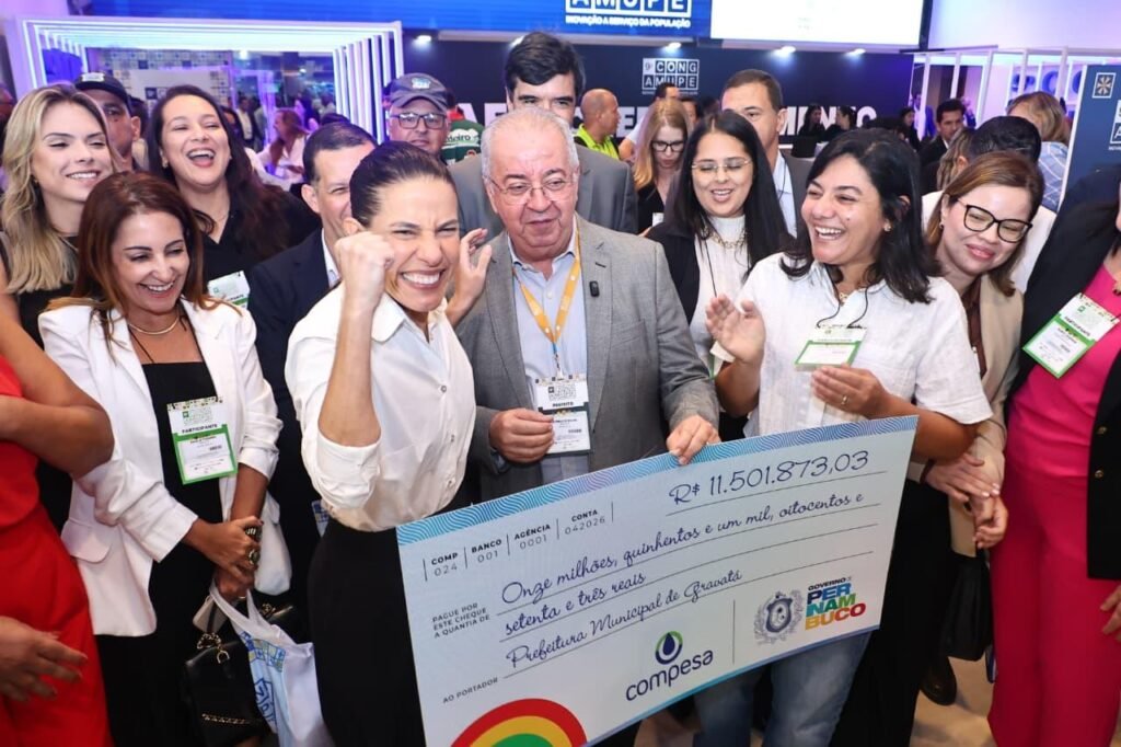 Prefeito de Gravatá, Joselito Gomes, recebe cheque simbólico de R$ 11,5 milhões ao lado da governadora Raquel Lyra durante Congresso da Amupe no Recife