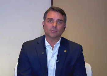 Flávio Bolsonaro pede desculpas por negar relação com Vorcaro
