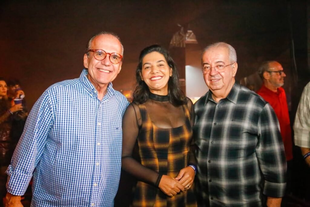 Senador Fernando Dueire, primeira-dama Viviane Facundes e prefeito Joselito Gomes sorrindo no São João de Gravatá.