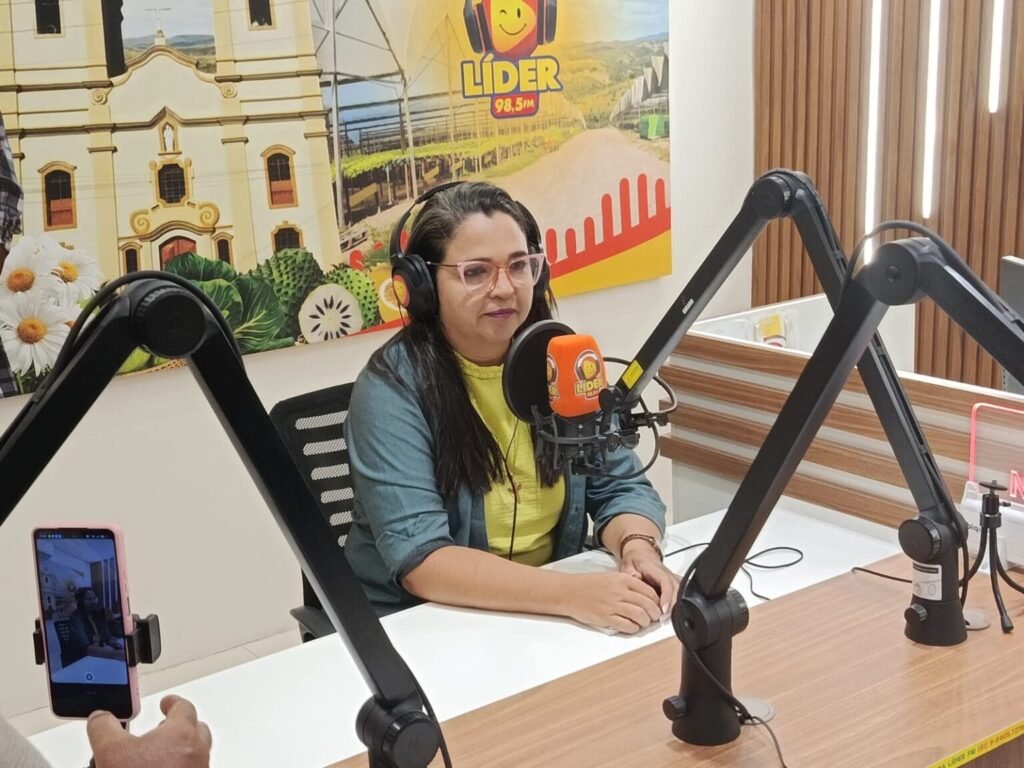 Cabo Aênia concede entrevista ao programa Panorama Político na Rádio Líder FM sobre pré-candidatura a deputada estadual em Pernambuco.