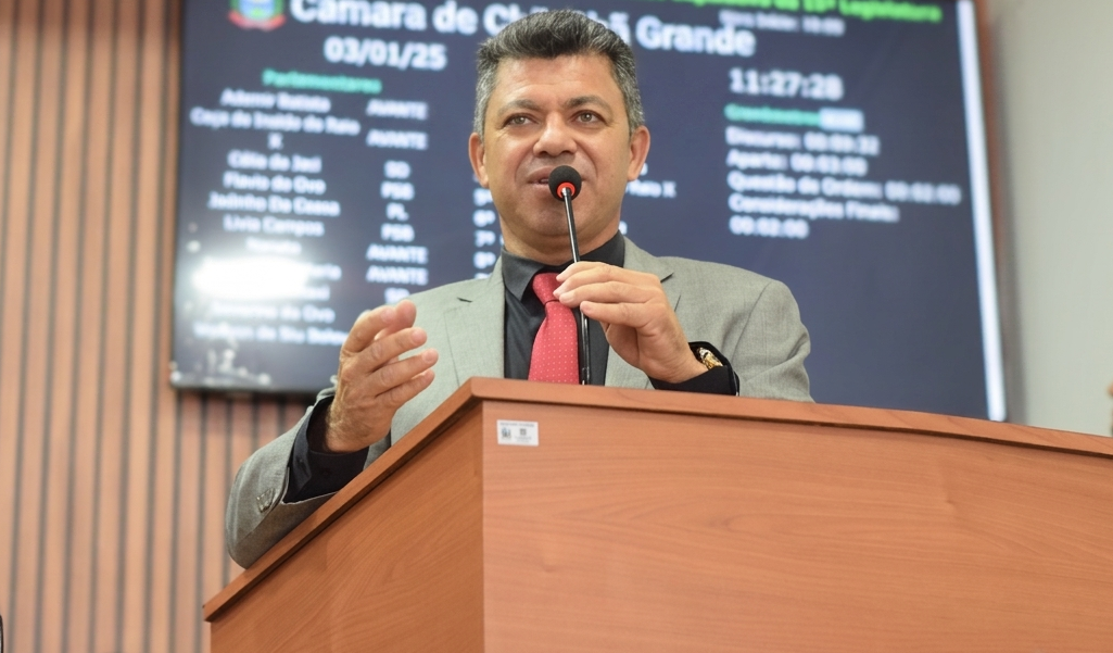 Ademir Batista, presidente da Câmara de Chã Grande, discursando na tribuna da Casa Paulo Viana de Queiroz.