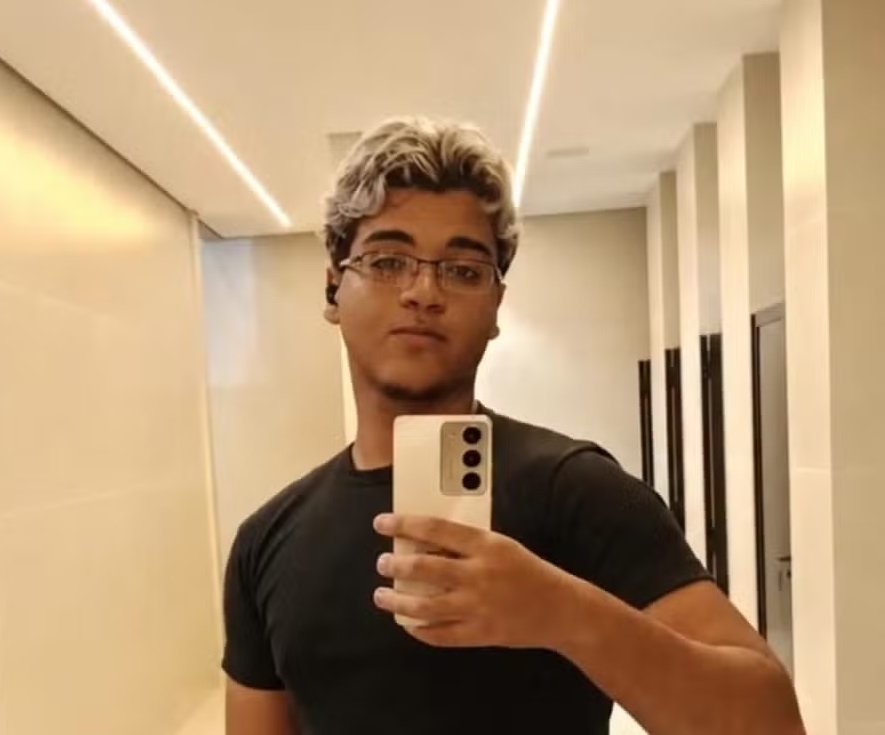 Otávio Soares Macedo, estudante de 18 anos que morreu em escola estadual de Petrolina, em foto de perfil.