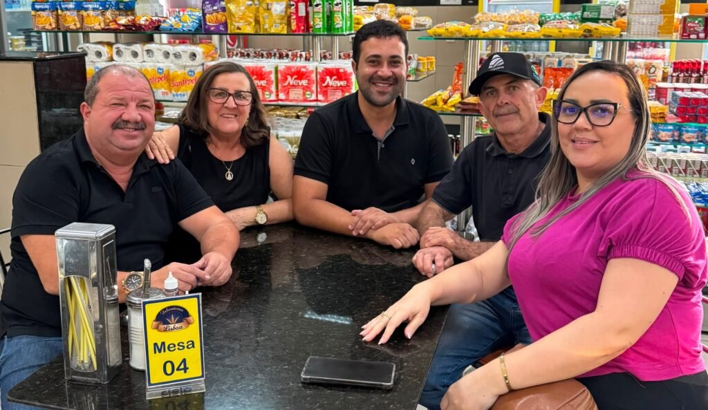 Da esquerda para a direita: o articulista Nilson Pereira, Bernadete, Eduardo do Sindicato, Zacarias Batista e Janailma reunidos à mesa em apoio a Álvaro Porto e Gabriel Porto em Chã Grande.