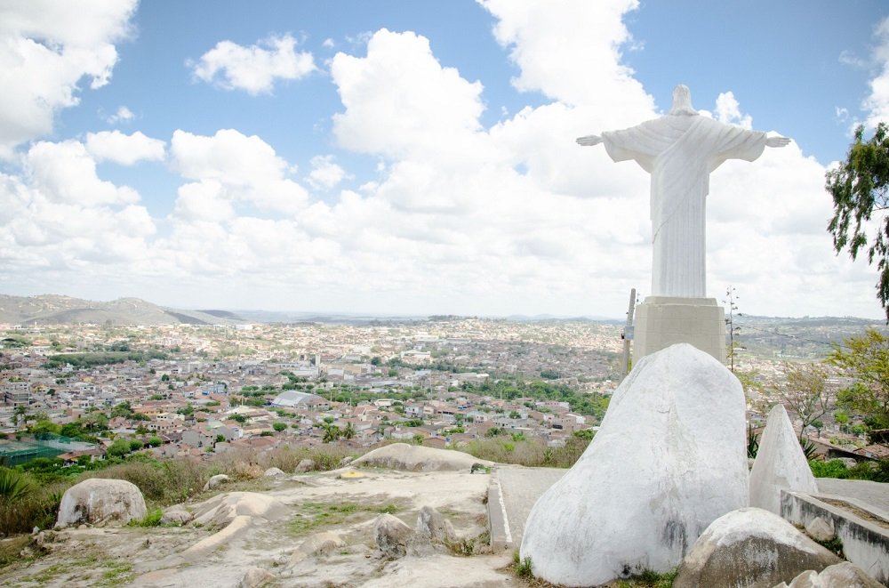 Cristo Redentor de Gravatá visto do alto, com vista panorâmica da cidade no Agreste de Pernambuco, imagem utilizada em reportagem sobre a prisão preventiva de três policiais militares acusados de torturar um homem até a morte.